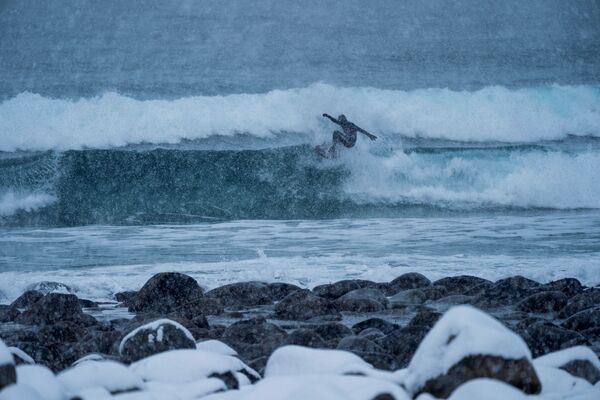 Surfista na onda, arquipélago Lofoten, Noruega - Sputnik Brasil