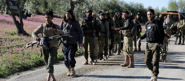 Militantes do opositor Exército Livre da Síria, apoiados pela Turquia, caminham em direção da cidade síria de Afrin, 17 de março de 2018 - Sputnik Brasil