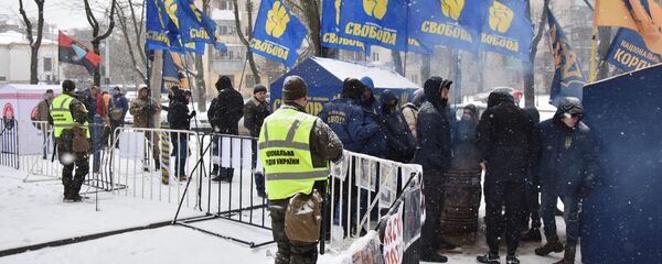 Polícia ucraniana e representantes dos movimentos nacionalistas bloqueiam prédio do consulado russo em Odessa, 18 de março de 2018 - Sputnik Brasil