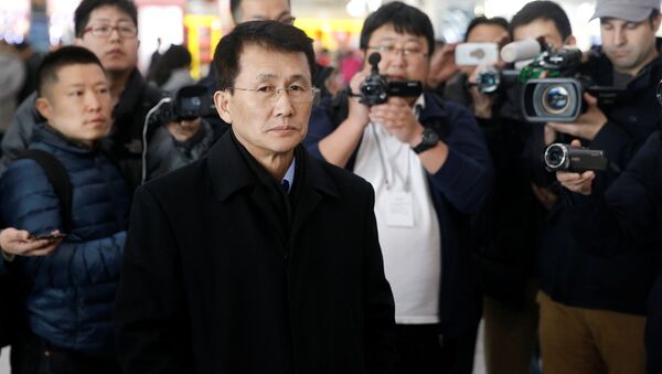 O diplomata norte-coreano Choe Kang Il espera aeroporto de Pequim para embarcar em um vôo para Helsinque em Pequim. - Sputnik Brasil