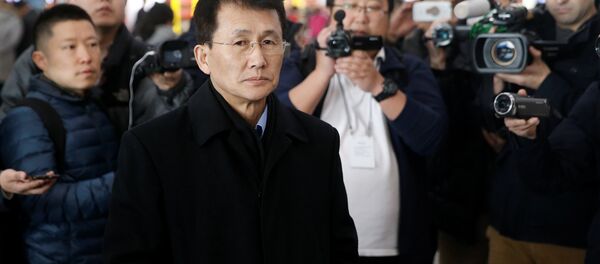 O diplomata norte-coreano Choe Kang Il espera aeroporto de Pequim para embarcar em um vôo para Helsinque em Pequim. - Sputnik Brasil