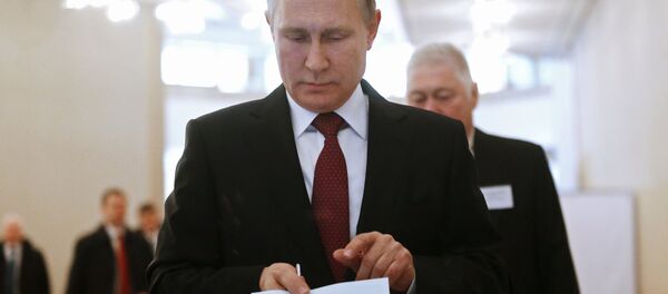 Candidato à Presidência da Rússia, Vladimir Putin, entrega seu voto nas presidenciais, em 18 de março de 2018 - Sputnik Brasil
