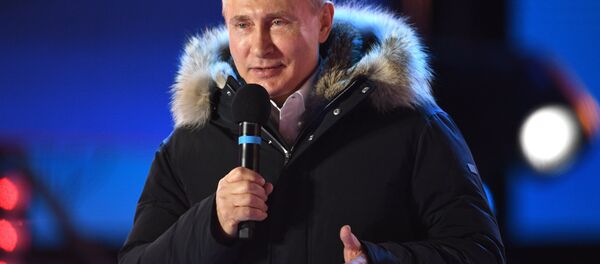 Candidato à Presidência da Rússia, Vladimir Putin, agradece a seus apoiadores pelo apoio, no centro de Moscou, em 18 de março de 2018 - Sputnik Brasil