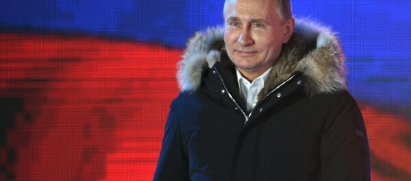 Candidato à Presidência da Rússia, Vladimir Putin, agradece a seus apoiadores pelo apoio, no centro de Moscou, em 18 de março de 2018 - Sputnik Brasil