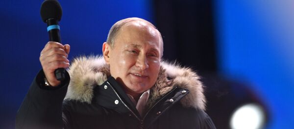 Vladimir Putin durante manifestação dedicada ao aniversário da reunificação da Crimeia à Rússia, em 18 de março de 2018, no final do dia da votação presidencial Vladimir Putin durante manifestação dedicada ao aniversário da reunificação da Crimeia à Rússia, em 18 de março de 2018, no final do dia da votação presidencial - Sputnik Brasil