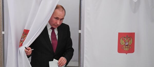 Candidato à Presidência da Rússia, Vladimir Putin, entrega seu voto nas presidenciais, em 18 de março de 2018 Candidato à Presidência da Rússia, Vladimir Putin, entrega seu voto nas presidenciais, em 18 de março de 2018 - Sputnik Brasil