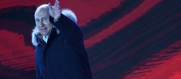 Vladimir Putin saudando pessoas durante concerto em homenagem ao quarto ano da Crimeia como parte da Rússia, na Praça Manezhnaya, Moscou - Sputnik Brasil