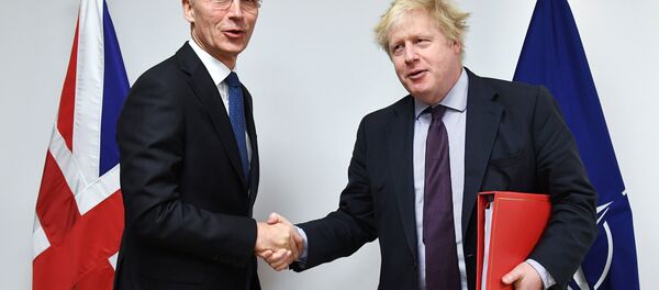 Secretário-geral da OTAN, Jens Stoltenberg, posa para foto com secretário de Relações Exteriores britânico, Boris Johnson, na sede da organização, em Bruxelas, Bélgica. - Sputnik Brasil