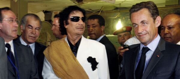 Presidente da Líbia, Muammar Kadhafi, (à esquerda) com homólogo francês, Nicolas Sarkozy (à direita) em Trípoli (foto de arquivo) - Sputnik Brasil