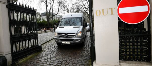 Micro-ônibus com diplomatas russos e seus familiares sai da embaixada da Rússia em Londres, 20 de março de 2018 Micro-ônibus com diplomatas russos e seus familiares sai da embaixada da Rússia em Londres, 20 de março de 2018 - Sputnik Brasil
