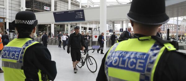 Policiais patrulhando na estação de Victoria em Manchester, Reino Unido (foto de arquivo) - Sputnik Brasil