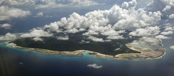A ilha Sentinela do Norte é uma das ilhas do arquipélago das Andamão, controlado pela Índia. O arquipélago é composto por 572 ilhas, mas apenas 37 destas são habitadas. As outras são cobertas por florestas densas. Até hoje, a ilha Sentinela do Norte continua sendo uma região isolada e perigosa, pois os povos indígenas que a habitam recebem com armas todos os que tentam explorar seu território - Sputnik Brasil