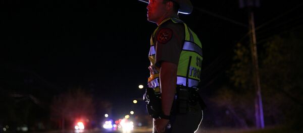 Policial faz segurança do local onde o suspeito de ser o serial bomber se matou - Sputnik Brasil