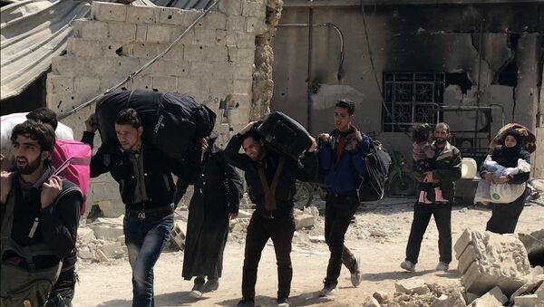 Civis deixando a região de Ghouta Oriental através de um corredor humanitário - Sputnik Brasil