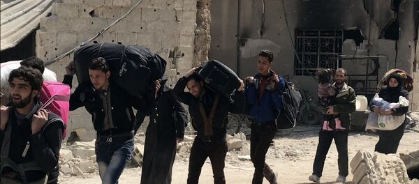 Civis deixando a região de Ghouta Oriental através de um corredor humanitário Civis deixando a região de Ghouta Oriental através de um corredor humanitário - Sputnik Brasil