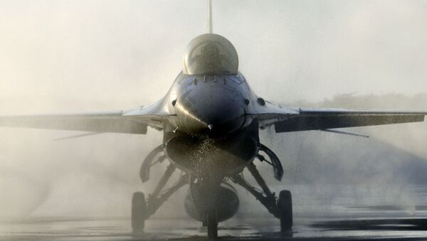 Истребитель F-16 на аэродроме - Sputnik Brasil