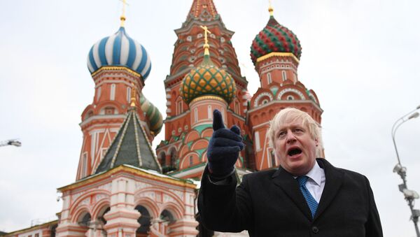 Chanceler britânico, Boris Johnson, na Praça Vermelha em Moscou, durante visita oficial em 22 de dezembro de 2017 - Sputnik Brasil