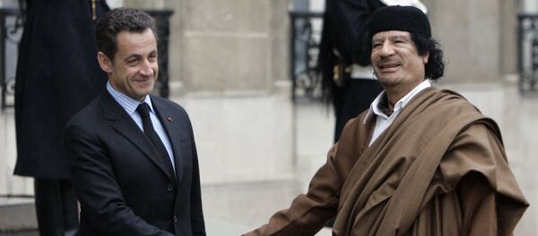 Ex-presidente francês Nicolas Sarkozy com antigo líder da Líbia, Muammar Kadhafi, durante a visita deste a Paris (foto de arquivo) - Sputnik Brasil