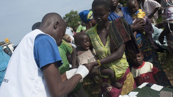 Especialistas da organização internacional Médicos sem Fronteiras em campanha contra a malária na República Centro-Africana - Sputnik Brasil