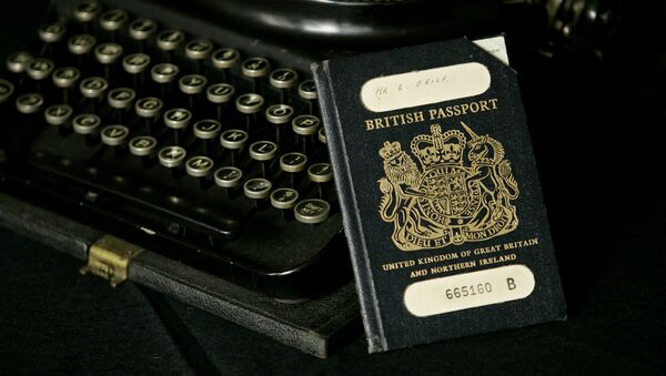 Passaporte britânico tradicional - Sputnik Brasil