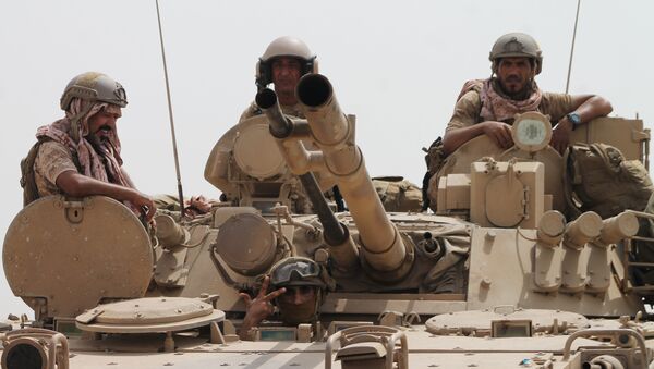 Soldados estão em um tanque da coalizão liderada pela Arábia Saudita, na periferia da cidade portuária de Aden, no sul do Iêmen. - Sputnik Brasil