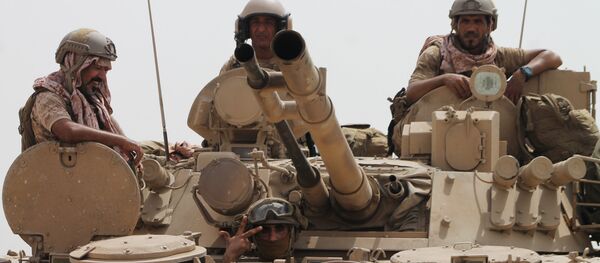 Soldados estão em um tanque da coalizão liderada pela Arábia Saudita, na periferia da cidade portuária de Aden, no sul do Iêmen. - Sputnik Brasil
