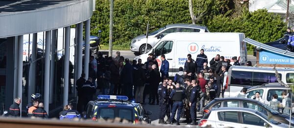 Forças de segurança e policiais perto do supermercado Super U na cidade francesa de Trèbes - Sputnik Brasil