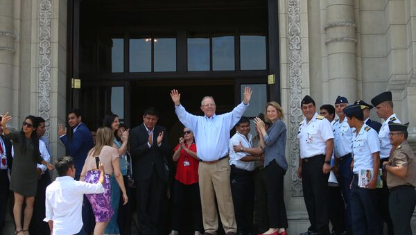 Ex-presidente do Peru acena para funcionários do Palácio do Governo após apresentar renúncia, em Lima, Peru. - Sputnik Brasil