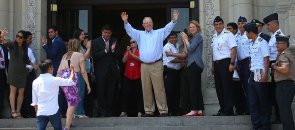 Ex-presidente do Peru acena para funcionários do Palácio do Governo após apresentar renúncia, em Lima, Peru. - Sputnik Brasil