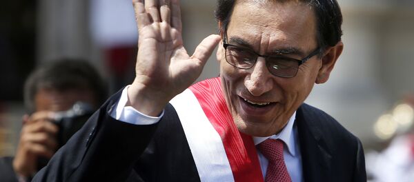 O presidente do Peru, Martin Vizcarra, acena antes de seguir para a residência presidencial. Ele assumiu a presidência após a renúncia de seu antecessor, Pedro Pablo Kuczynski. O presidente do Peru, Martin Vizcarra, acena antes de seguir para a residência presidencial. Ele assumiu a presidência após a renúncia de seu antecessor, Pedro Pablo Kuczynski. - Sputnik Brasil