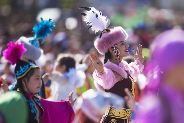 Jovens dançarinas durante um concerto dedicado ao Noruz, festa tradicional da Ásia Central, em Bishkek. - Sputnik Brasil