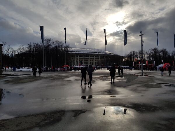 Estádio Luzhniki com pôr do sol ao fundo - Sputnik Brasil