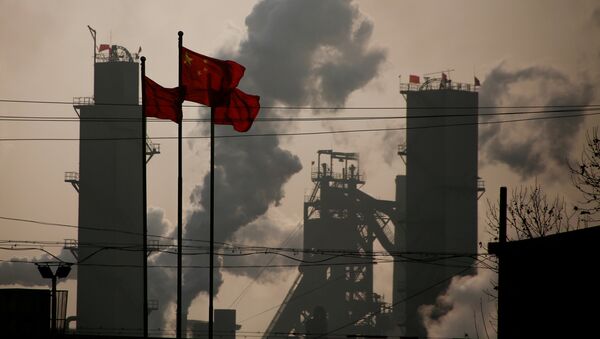 Bandeiras da China tremulam próximas a uma fábrica de aço em Wu'an, na província de Hebei (foto de arquivo) - Sputnik Brasil