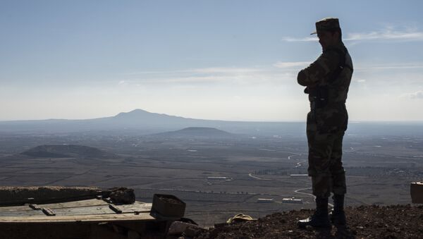 Um soldado do Exército Árabe Sírio em um posto de observação na linha de frente na aldeia al-Kom da província de Quneitra, na Síria - Sputnik Brasil