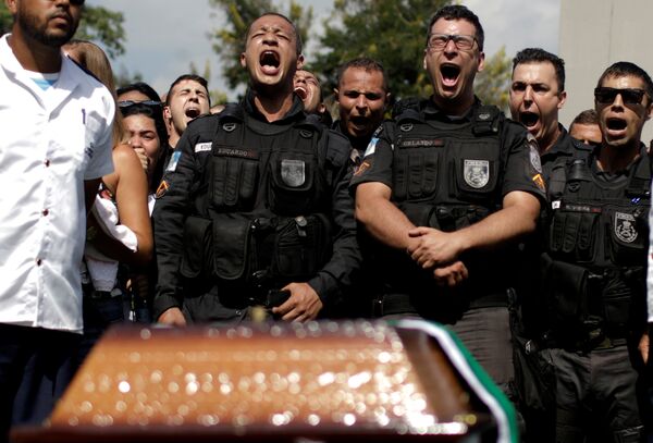 Enterro do PM Felipe Santos Mesquita, morto na Rocinha. - Sputnik Brasil