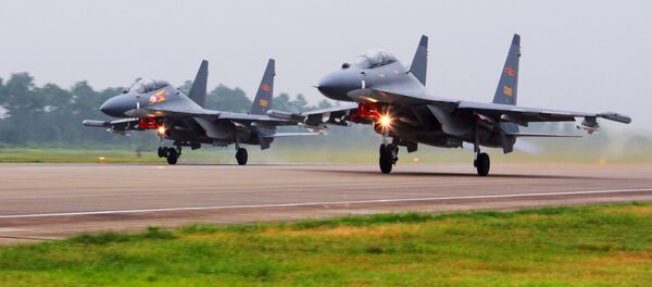 Dois jatos SU-30 chineneses prestes a realizar uma patrulha sobre o mar do sul da China. - Sputnik Brasil