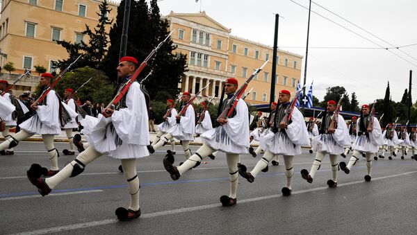 Guarda Presidencial Grega marcha durante uma parada militar marcando o Dia da Independência da Grécia em frente ao prédio do Parlamento em Atenas, Grécia. - Sputnik Brasil