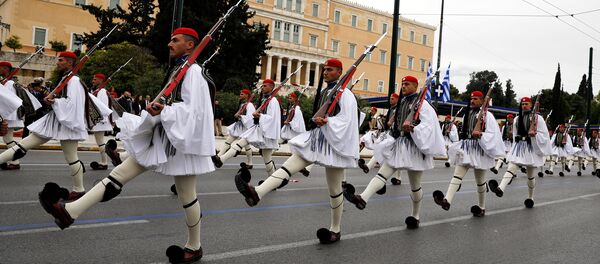 Guarda Presidencial Grega marcha durante uma parada militar marcando o Dia da Independência da Grécia em frente ao prédio do Parlamento em Atenas, Grécia. - Sputnik Brasil