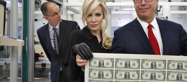 Steven Mnuchin, secretário do Tesouro dos EUA, com sua mulher Louise Linton, mostram novas notas de um dólar, sendo elas as primeiras a luzir sua assinatura e a da Tesoureira, Jovita Carranza, em 15 de novembro de 2017 - Sputnik Brasil