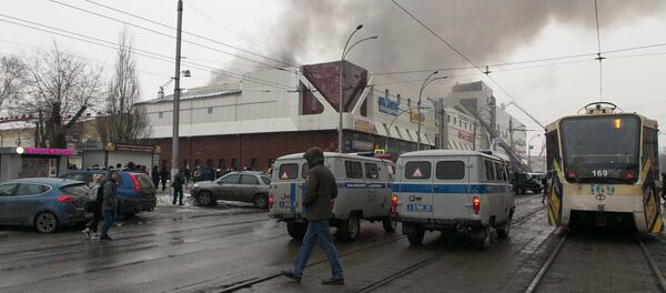 Incêndio atinge shopping Zimnyaya Vishnya ('Cereja de Inverno'), na cidade siberiana de Kemerovo. - Sputnik Brasil