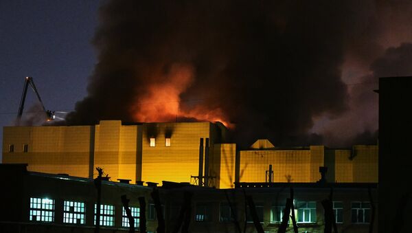 Massive fire in a trade center in Russian city of Kemerovo - Sputnik Brasil
