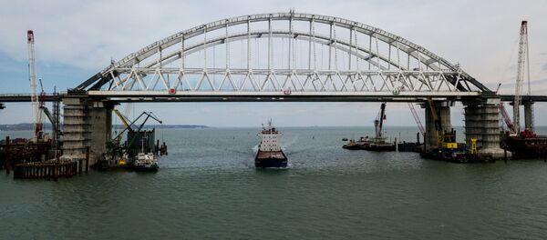 Ponte da Crimeia atravessa o estreito de Kerch - Sputnik Brasil