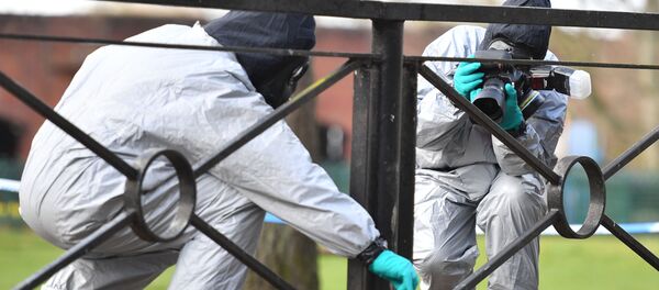 Especialistas britânicos investigando a área onde foi envenenado o ex-agente russo Sergei Skripal e sua filha, 16 de março de 2018 - Sputnik Brasil