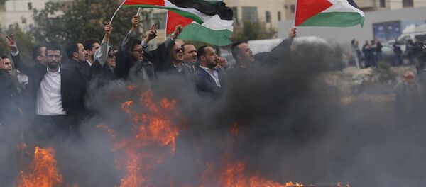 Um grupo de advogados palestinos segura bandeiras nacionais durante um protesto contra a decisão de Donald Trump de reconhecer Jerusalém como capital do Estado judeu, em 13 de dezembro de 2017 - Sputnik Brasil