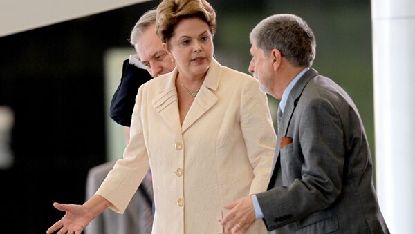 A então presidenta do Brasil, Dilma Rousseff, com seu ministro da Defesa, Celso Amorim, no Palácio do Planalto, em junho de 2014 - Sputnik Brasil