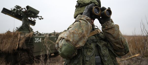 Soldado russo durante manobras táticas - Sputnik Brasil