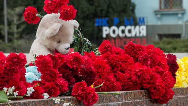 Flores e brinquedos na Praça Lenin para prestar homenagem às vítimas do incêndio no shopping em Kemerovo - Sputnik Brasil