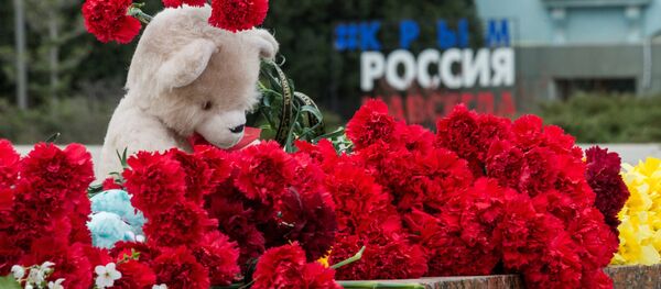Flores e brinquedos na Praça Lenin para prestar homenagem às vítimas do incêndio no shopping em Kemerovo - Sputnik Brasil