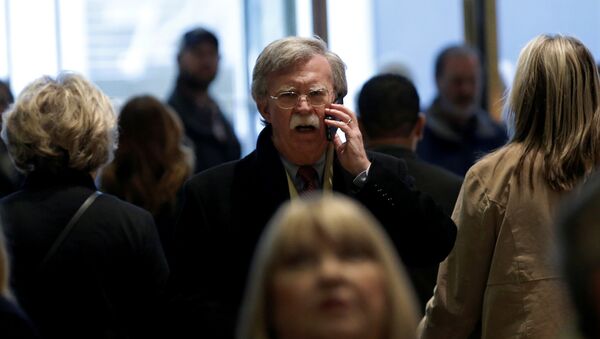 O ex-embaixador dos EUA nas Nações Unidas, John Bolton, fala em um telefone celular antes de uma reunião com o presidente eleito dos EUA, Donald Trump, na Trump Tower, em Nova York, EUA, 2 de dezembro de 2016 - Sputnik Brasil