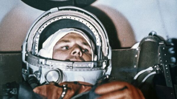 Yuri Gagarin na cabine da nave espacial antes do voo ao espaço - Sputnik Brasil
